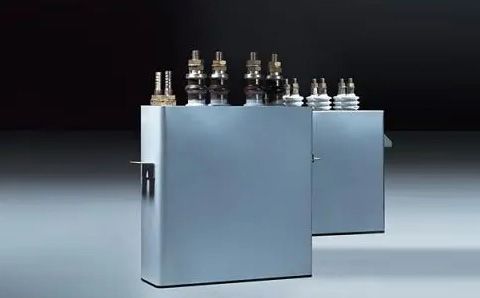 電容器在直流電路中起什么作用？