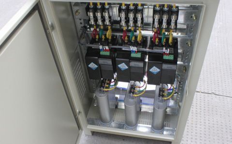 如何快速識別電容器組中有故障的低壓電容器？